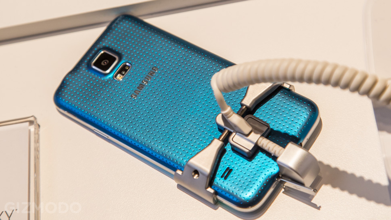 Illustration for article titled Samsung Galaxy S5 Hands On: A Tiny Dimpled Step Into the Future